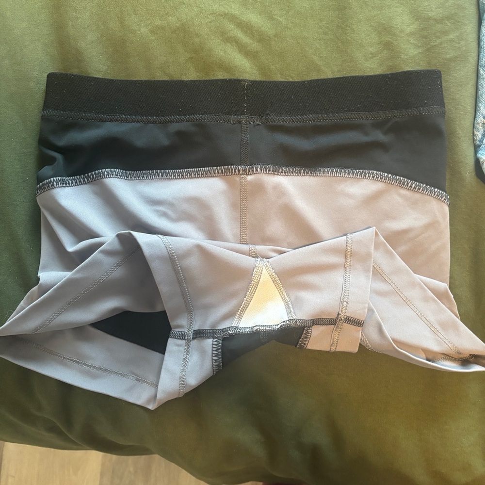 Women’s NIKE Black and Light Gray Training Shorts size M - Picture 3 of 3